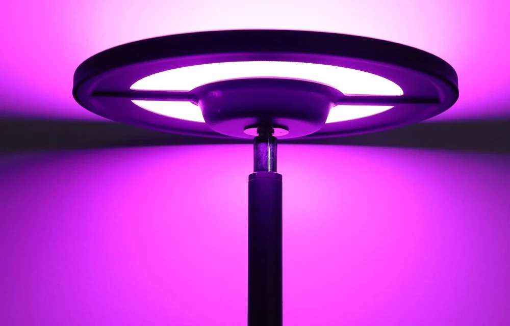BlitzWill BWL-FL4 okoslámpa: 25W RGB, applikációval és hanggal vezérelhető
