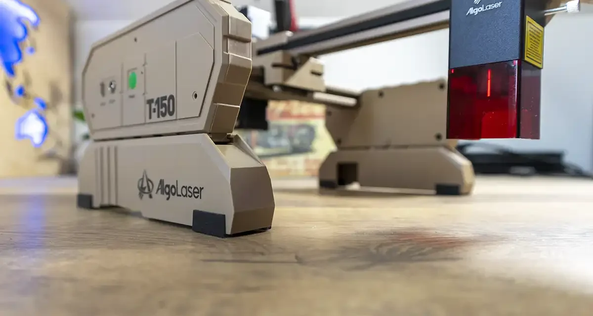 Teszten az AlgoLaser T150 lézergravírozó