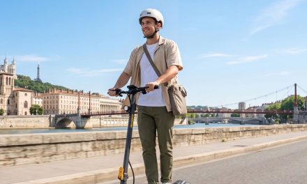 Ausom K20 egymotoros elektromos roller: gyors ingázás, kevés gond